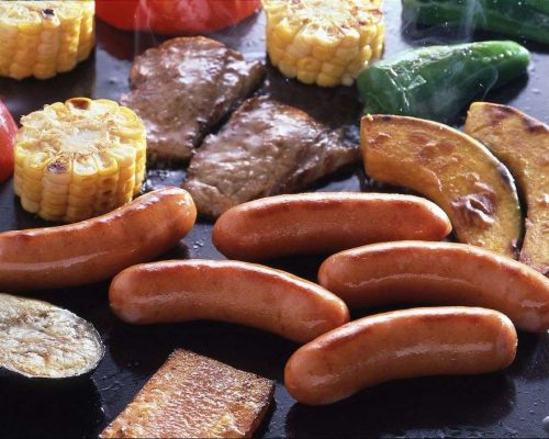 日式香腸與蔬菜在鐵板上燒烤 - NH Foods UK 日本粗挽肉腸