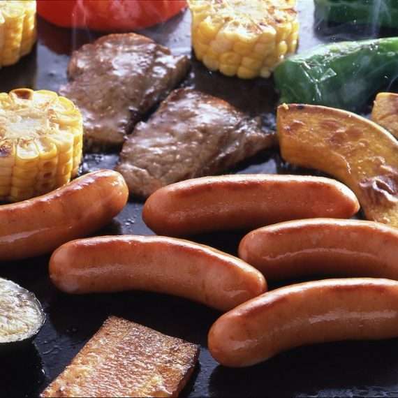 日式香腸與蔬菜在鐵板上燒烤 - NH Foods UK 日本粗挽肉腸