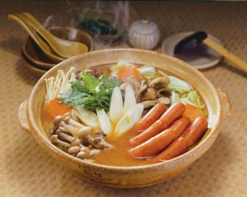 일본식 나베 전골 요리에 들어간 소시지와 야채 - NH Foods UK 아라비키 포크 소시지
